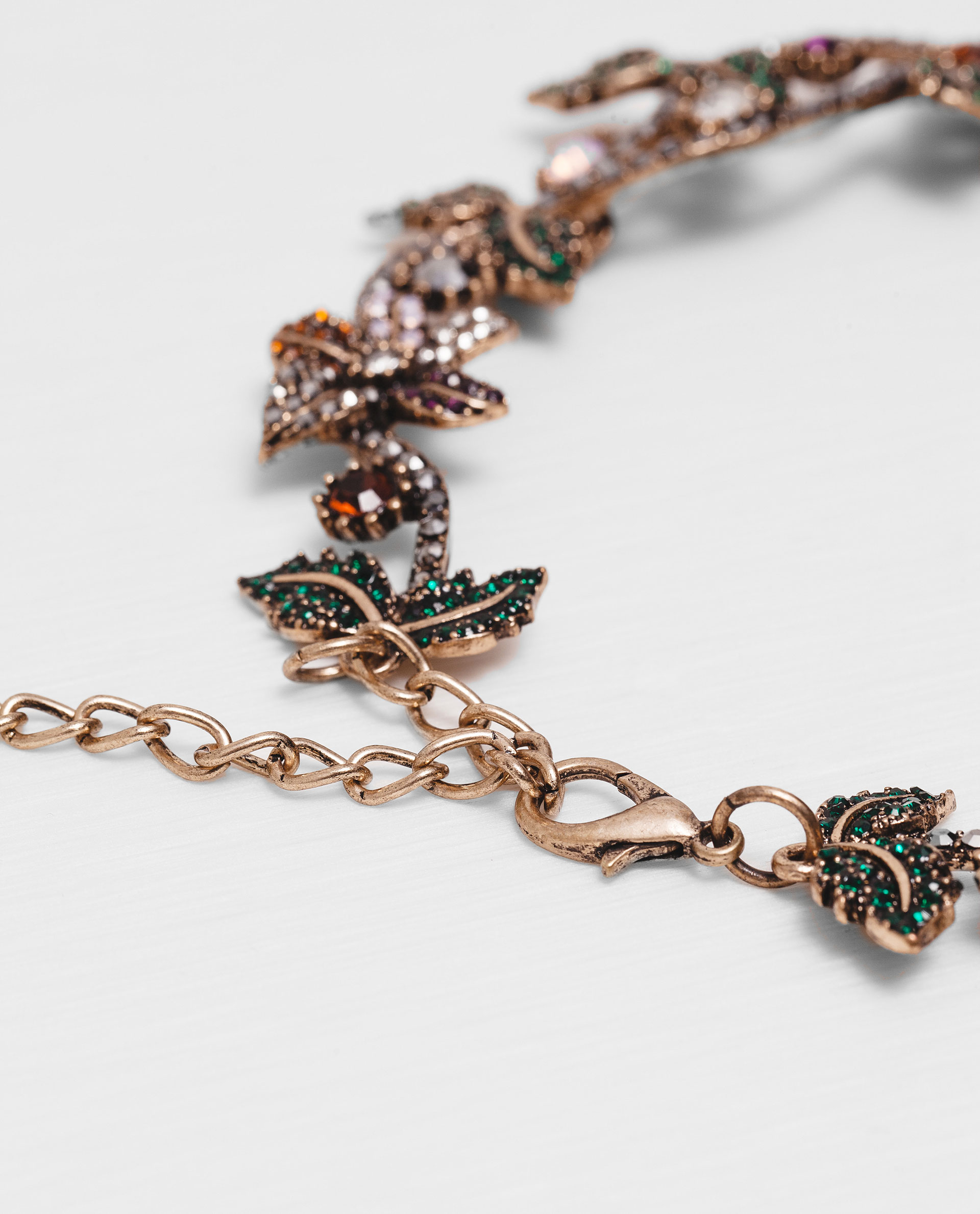 Floral and pearl motif necklace