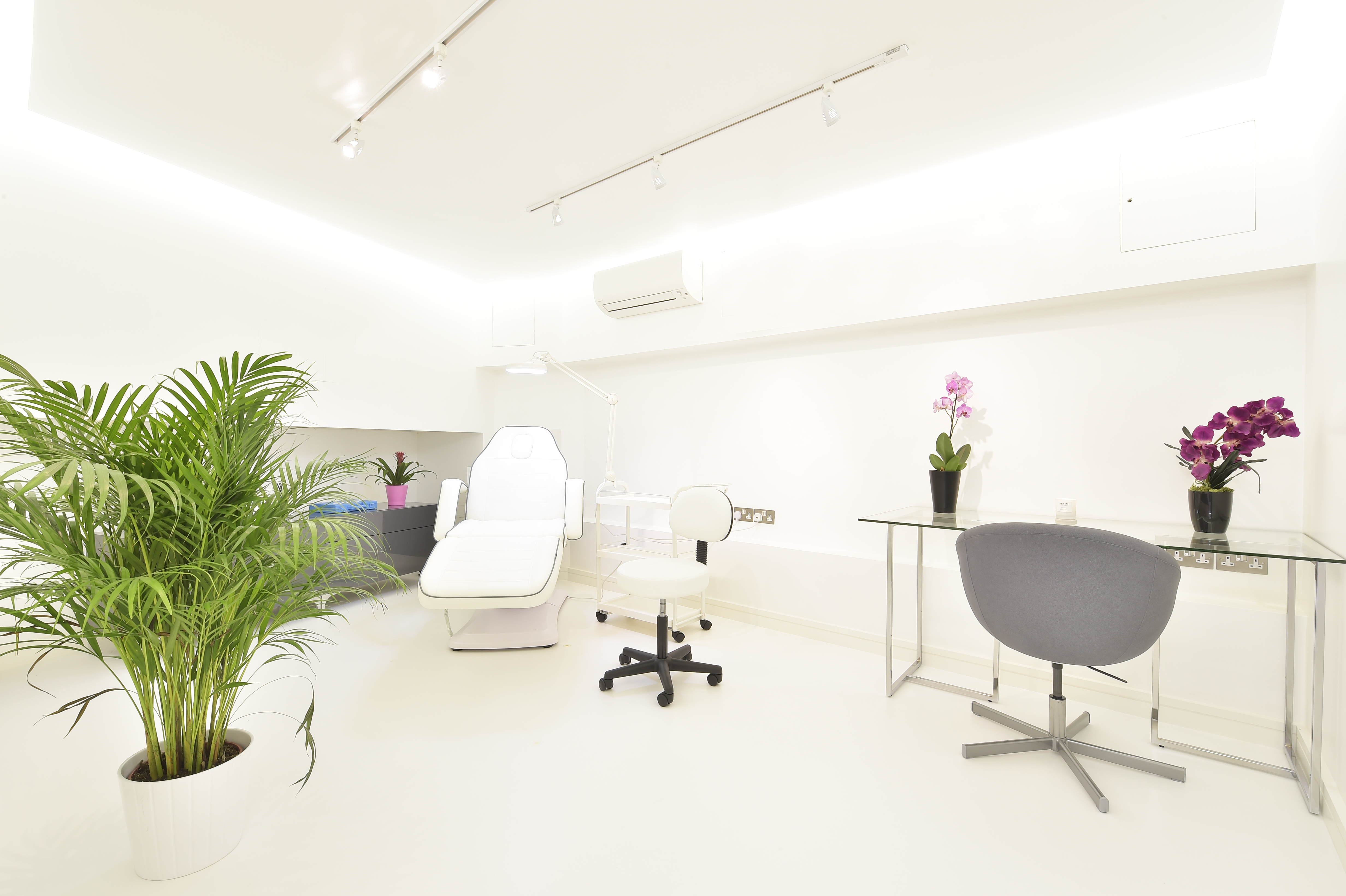 Omiya clinic treatment room
